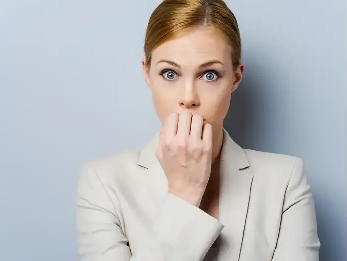 אישה לחוצה כוססת ציפורניים (ShutterStock) אישה לחוצה כוססת ציפורניים (ShutterStock)