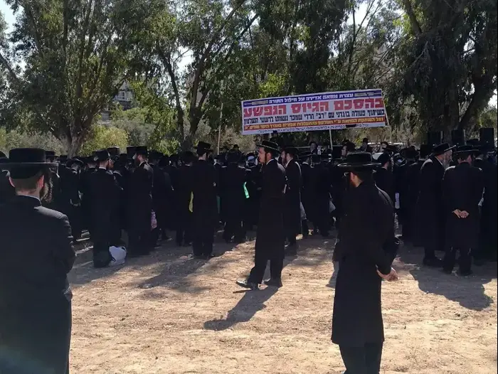 הפגנת נטורי קרתא מול בית הרב של קרית גת, משה הבלין. ספטמבר 2016 (שי מכלוף)