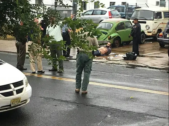 מעצר אחמד חאן רחמי, לינדן, ניו ג'רזי, 19 בספטמבר 2016 (צילום מסך , טוויטר) מעצר אחמד חאן רחמי, לינדן, ניו ג'רזי, 19 בספטמבר 2016 (צילום מסך , טוויטר)
