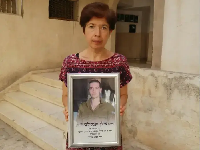 האם סבטלנה ותמונת בנה אילו יענקלביץ' (שלומי גבאי) האם סבטלנה ותמונת בנה אילו יענקלביץ' (שלומי גבאי)