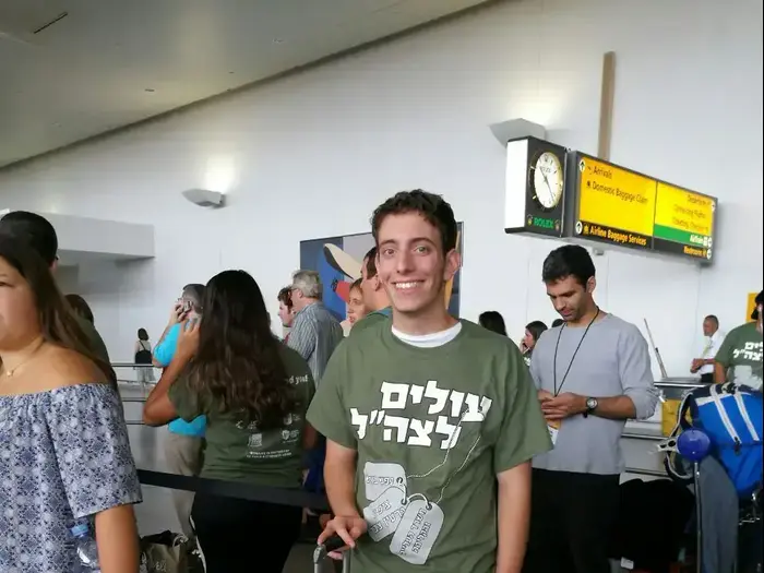 אמנון מרמור, חייל בודד שעלה לישראל מארה"ב לפני חודש, נמל התעופה בניו יורק, ארה"ב. ספטמבר 2016 (עדי חשמונאי , עדי חשמונאי, באמצעות סמארטפון של וואווי Huawei) אמנון מרמור, חייל בודד שעלה לישראל מארה"ב לפני חודש, נמל התעופה בניו יורק, ארה"ב. ספטמבר 2016 (עדי חשמונאי , עדי חשמונאי, באמצעות סמארטפון של וואווי Huawei)