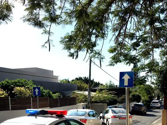 ניידות משטרה מחוץ לביתו של בעלי בית"ר ירושלים אלי טביב (יח"צ) ניידות משטרה מחוץ לביתו של בעלי בית"ר ירושלים אלי טביב (יח"צ)