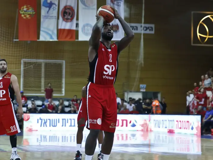ריצ'רד האוול שחקן הפועל תל אביב (מגד גוזני) ריצ'רד האוול שחקן הפועל תל אביב (מגד גוזני)