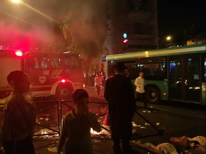 הפגנות חרדים בסמוך לאוטובוס של מגדוד נצח יהודה החרדי בירושלים, אוקטובר 2016\ (ספק 500 , סהר אלמוג) הפגנות חרדים בסמוך לאוטובוס של מגדוד נצח יהודה החרדי בירושלים, אוקטובר 2016\ (ספק 500 , סהר אלמוג)