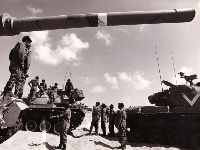 חטיבה 14, חיל שריון בלב סיני במהלך מלחמת יום הכיפורים. 1973 (מערכת וואלה! NEWS , באדיבות עמנואל סקל) חטיבה 14, חיל שריון בלב סיני במהלך מלחמת יום הכיפורים. 1973 (מערכת וואלה! NEWS , באדיבות עמנואל סקל)