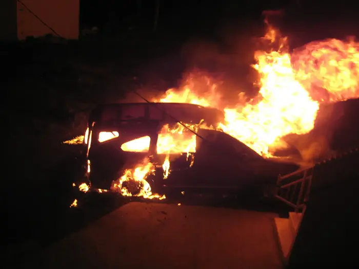 רכב משפחת אריאל במושב החרדי תפרח שבדרום שעלה באש אחרי שאלמונים זרקו לעברו בקבוקי תבערה, מרץ 2011 (ספק 500) רכב משפחת אריאל במושב החרדי תפרח שבדרום שעלה באש אחרי שאלמונים זרקו לעברו בקבוקי תבערה, מרץ 2011 (ספק 500)