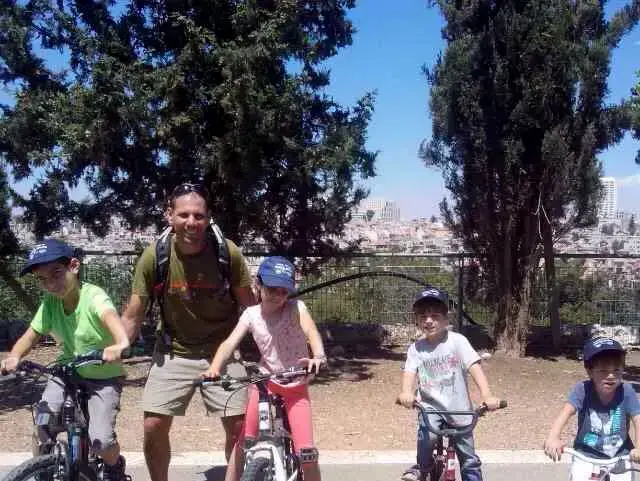 חלק ממשפחת גרינפל שנפגעה בתאונת דרכים בגיאורגיה באוקטובר 2016. מימן לשמאל: נבו ז"ל, עברי, אחינועם ז"ל, האבא חנוך ויפתח (באדיבות המצולמים) חלק ממשפחת גרינפל שנפגעה בתאונת דרכים בגיאורגיה באוקטובר 2016. מימן לשמאל: נבו ז"ל, עברי, אחינועם ז"ל, האבא חנוך ויפתח (באדיבות המצולמים)