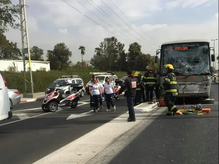 אוטובוס מלא נוסעים התנגש במשאית. שדרות רוקח תל אביב. 27 באוקטובר 2016 (מד"א , עמוס זנזורי דוברות מד"א) אוטובוס מלא נוסעים התנגש במשאית. שדרות רוקח תל אביב. 27 באוקטובר 2016 (מד"א , עמוס זנזורי דוברות מד"א)