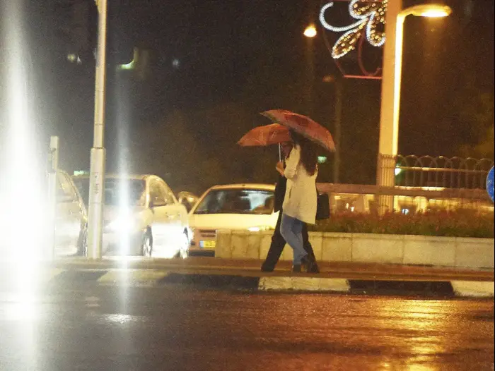 גשם ראשון בפתח תקווה (ראובן קסטרו) גשם ראשון בפתח תקווה (ראובן קסטרו)