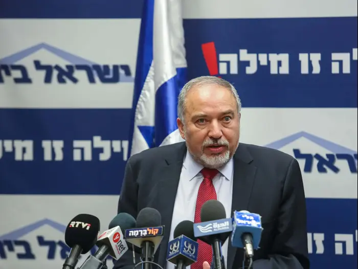 אביגדור ליברמן ישיבת סיעה ישראל ביתנו פתיחת מושב החורף בכנסת 2016 (נועם מושקוביץ) אביגדור ליברמן ישיבת סיעה ישראל ביתנו פתיחת מושב החורף בכנסת 2016 (נועם מושקוביץ)