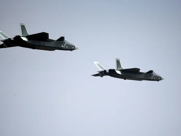 סין חשפה את מטוס החמקן "צ'נגדו J-20" בפומבי, 1 בנובמבר 2016 (רויטרס) סין חשפה את מטוס החמקן "צ'נגדו J-20" בפומבי, 1 בנובמבר 2016 (רויטרס)