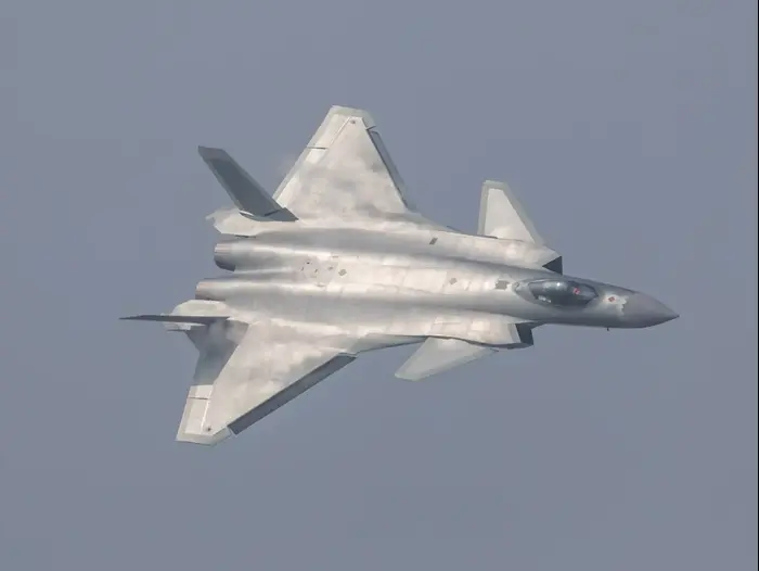 סין חשפה את מטוס החמקן "צ'נגדו J-20" בפומבי, 1 בנובמבר 2016 (רויטרס) סין חשפה את מטוס החמקן "צ'נגדו J-20" בפומבי, 1 בנובמבר 2016 (רויטרס)