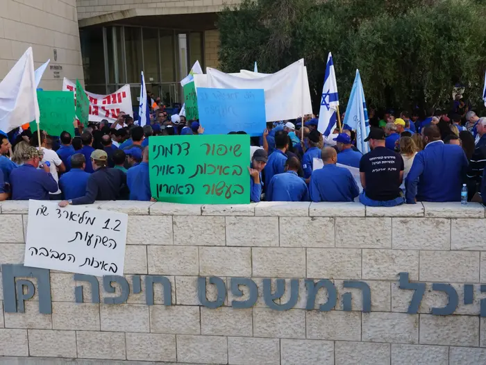 דיון בצו הסגירה שעיריית חיפה הוציאה למפעל כרמל אולפינים. בימ"ש השלום, חיפה. נובמבר 2016 (ערן גילווארג) דיון בצו הסגירה שעיריית חיפה הוציאה למפעל כרמל אולפינים. בימ"ש השלום, חיפה. נובמבר 2016 (ערן גילווארג)