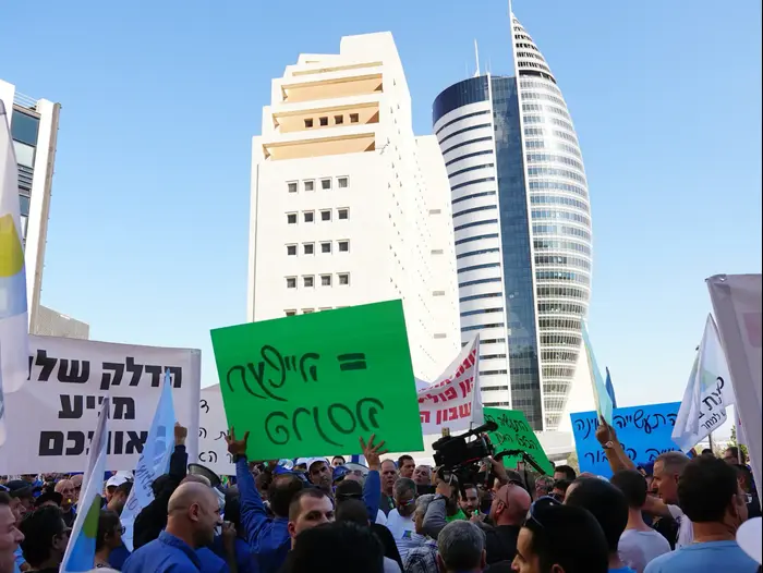 דיון בצו הסגירה שעיריית חיפה הוציאה למפעל כרמל אולפינים. בימ"ש השלום, חיפה. נובמבר 2016 (ערן גילווארג) דיון בצו הסגירה שעיריית חיפה הוציאה למפעל כרמל אולפינים. בימ"ש השלום, חיפה. נובמבר 2016 (ערן גילווארג)