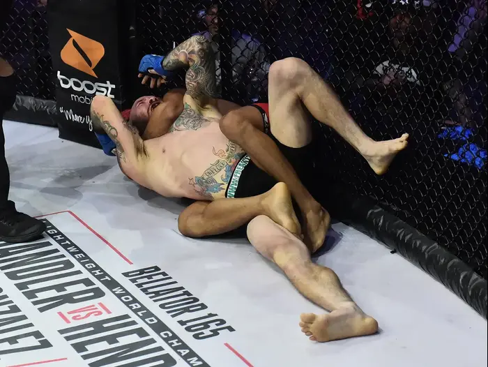 נועד להט לוחם MMA ישראלי, חונק את את סקוט קליב, לוחם MMA אמריקאי (מערכת וואלה! NEWS , Bellator MMA)