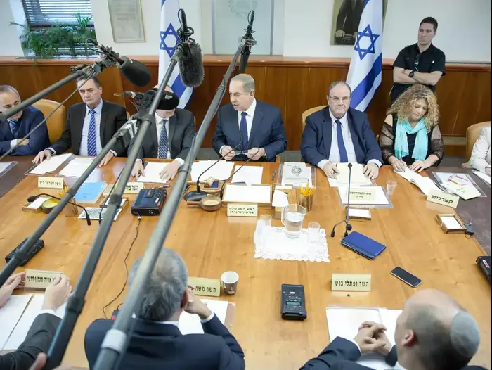 ראש הממשלה בנימין נתניהו בישיבת ממשלה. נובמבר 2016 (הארץ , אמיל סלמן) ראש הממשלה בנימין נתניהו בישיבת ממשלה. נובמבר 2016 (הארץ , אמיל סלמן)