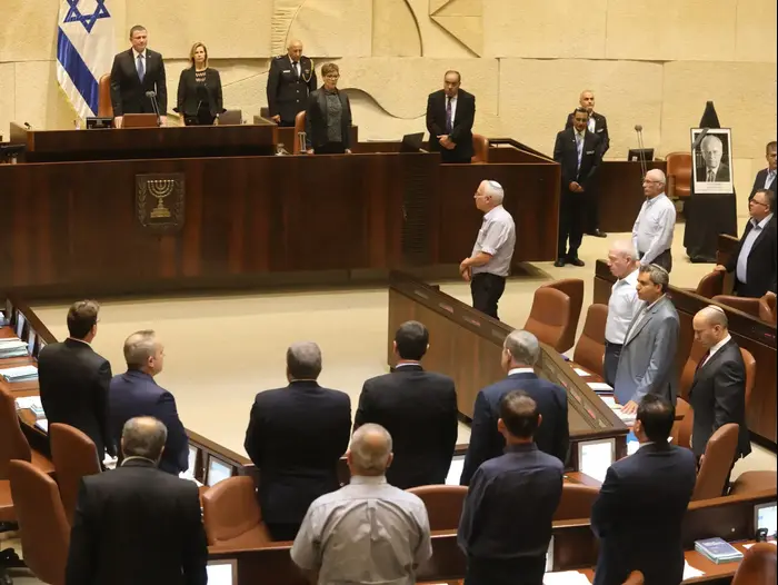 חברי כנסת ושרים עומדים במליאה מיוחדת לזכר ראש הממשלה יצחק רבין, ירושלים 13 בנובמבר 2016 (מערכת וואלה! NEWS , דוברות הכנסת, יצחק הררי) חברי כנסת ושרים עומדים במליאה מיוחדת לזכר ראש הממשלה יצחק רבין, ירושלים 13 בנובמבר 2016 (מערכת וואלה! NEWS , דוברות הכנסת, יצחק הררי)