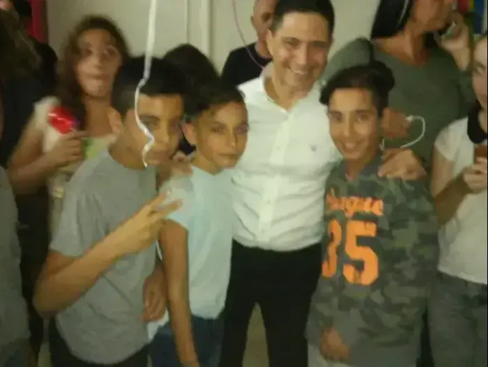 רוביק דנילוביץ' בבת המצווה של ירין במתנ"ס כיוונים בבאר שבע, 13 בנובמבר 2016 (צילום מסך , פייסבוק) רוביק דנילוביץ' בבת המצווה של ירין במתנ"ס כיוונים בבאר שבע, 13 בנובמבר 2016 (צילום מסך , פייסבוק)