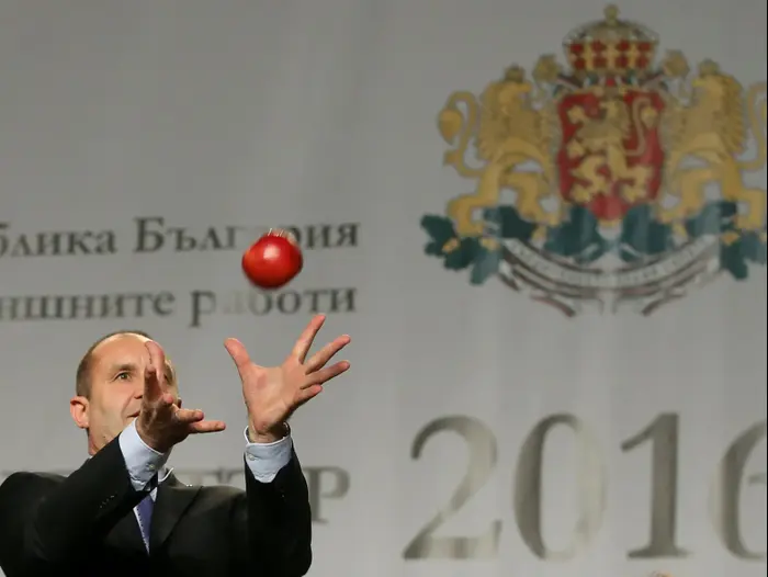 נשיא בולגריה הנבחר רומן ראדב במסיבת עיתונאים בסופיה, 13 בנובמבר 2016 (רויטרס) נשיא בולגריה הנבחר רומן ראדב במסיבת עיתונאים בסופיה, 13 בנובמבר 2016 (רויטרס)