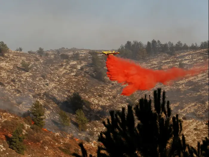מטובי כיבוי מעל השריפה בחיפה, 24 בנובמבר 2016 (רויטרס) מטובי כיבוי מעל השריפה בחיפה, 24 בנובמבר 2016 (רויטרס)