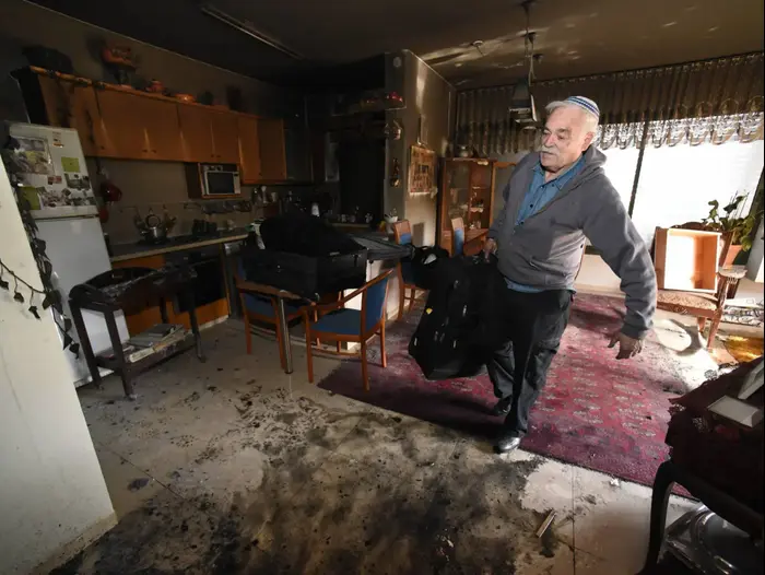 שמואל כהן מחיפה אורזים את חפציהם מהבית השרוף, 25 בנובמבר 2016 (ראובן קסטרו) שמואל כהן מחיפה אורזים את חפציהם מהבית השרוף, 25 בנובמבר 2016 (ראובן קסטרו)