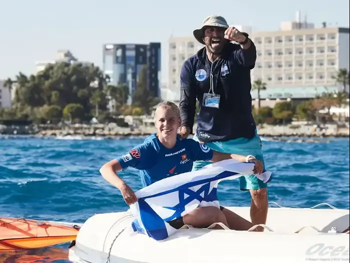 קטי ספיצ'קוב אלופת העולם לנוער בגלישה עם המאמן יניב מאיר (יח"צ , איגוד השייט) קטי ספיצ'קוב אלופת העולם לנוער בגלישה עם המאמן יניב מאיר (יח"צ , איגוד השייט)