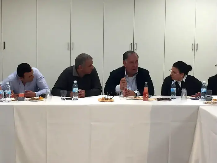 ראש עיריית חיפה יונה יהב ושר האוצר משה כחלון בישיבה של הנהלת משרד האוצר בעקבות גל השריפות, 26 בנובמבר 2016 (מערכת וואלה! NEWS , דוברות עירית חיפה) ראש עיריית חיפה יונה יהב ושר האוצר משה כחלון בישיבה של הנהלת משרד האוצר בעקבות גל השריפות, 26 בנובמבר 2016 (מערכת וואלה! NEWS , דוברות עירית חיפה)