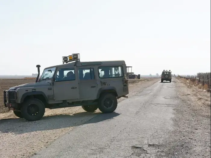 כוח צה"ל סמוך למתקן צבאי נטוש בסוריה ששימש את ארגון "צבא חאלד בן אל-ווליד" שלוחה של דאעש, דרום רמת הגולן הסורית. 28 בנובמבר 2016 (ערן גילווארג) כוח צה"ל סמוך למתקן צבאי נטוש בסוריה ששימש את ארגון "צבא חאלד בן אל-ווליד" שלוחה של דאעש, דרום רמת הגולן הסורית. 28 בנובמבר 2016 (ערן גילווארג)