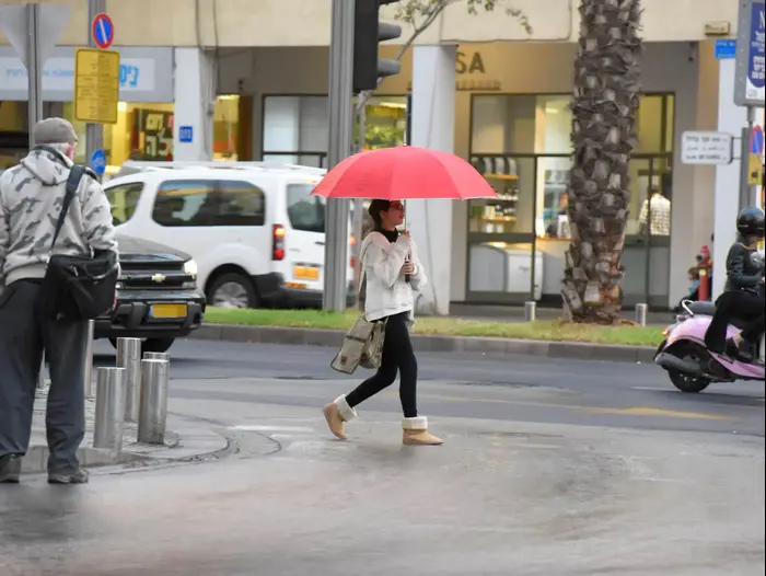גשם בתל אביב אחרי גל השריפות בשבוע שעבר, 30 בנובמבר 2016 (ראובן קסטרו) גשם בתל אביב אחרי גל השריפות בשבוע שעבר, 30 בנובמבר 2016 (ראובן קסטרו)