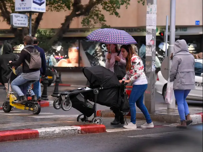 גשם בתל אביב אחרי גל השריפות בשבוע שעבר, 30 בנובמבר 2016 (ראובן קסטרו) גשם בתל אביב אחרי גל השריפות בשבוע שעבר, 30 בנובמבר 2016 (ראובן קסטרו)