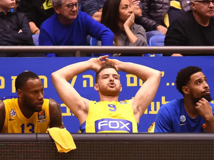 גל מקל שחקן מכבי תל אביב (אמצע) עם סוני ווימס, סילבן לנדסברג (ברני ארדוב) גל מקל שחקן מכבי תל אביב (אמצע) עם סוני ווימס, סילבן לנדסברג (ברני ארדוב)