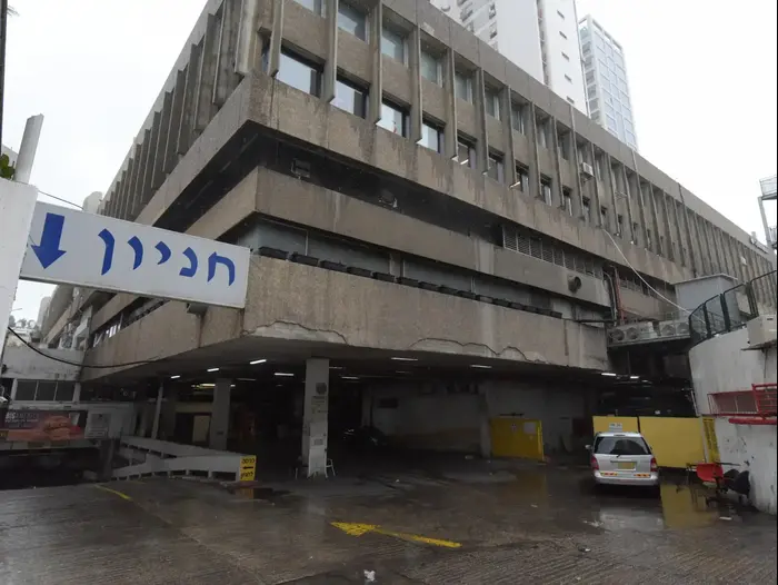 חניון מרכז לונדון מיניסטור בתל אביב. 3 בדצמבר 2016 (ניב אהרונסון) חניון מרכז לונדון מיניסטור בתל אביב. 3 בדצמבר 2016 (ניב אהרונסון)