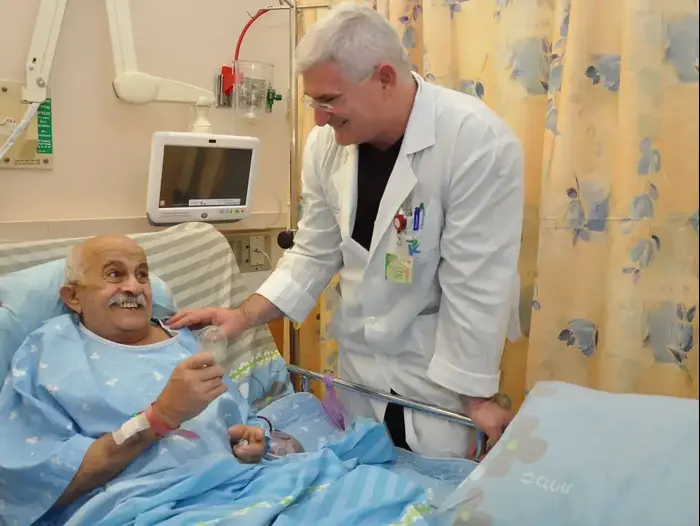 חננאל מדר, שחלק מעצם הזנב שלו הושתלה בצווארו בבית החולים קפלן ברחובות (מערכת וואלה! NEWS , באדיבות בית החולים קפלן) חננאל מדר, שחלק מעצם הזנב שלו הושתלה בצווארו בבית החולים קפלן ברחובות (מערכת וואלה! NEWS , באדיבות בית החולים קפלן)