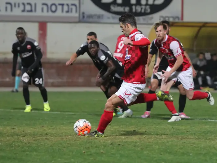 אברהם פאס שחקן בני סכנין בועט פנדל (ברני ארדוב)