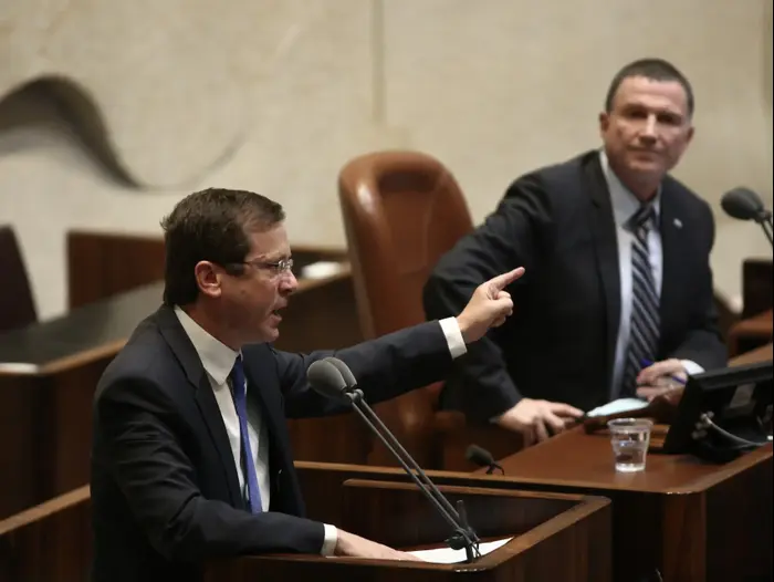 ח"כ יצחק הרצוג, הצבעה טרומית על חוק ההסדרה. הכנסת, 5 בדצמבר 2016 (מערכת וואלה! NEWS , בני דורון, דוברות הכנסת) ח"כ יצחק הרצוג, הצבעה טרומית על חוק ההסדרה. הכנסת, 5 בדצמבר 2016 (מערכת וואלה! NEWS , בני דורון, דוברות הכנסת)