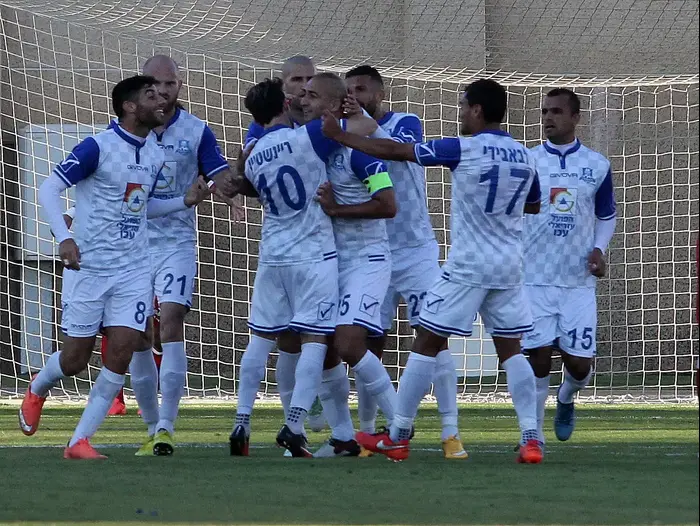 שחקני הפועל עכו חוגגים (אדריאן הרבשטיין)