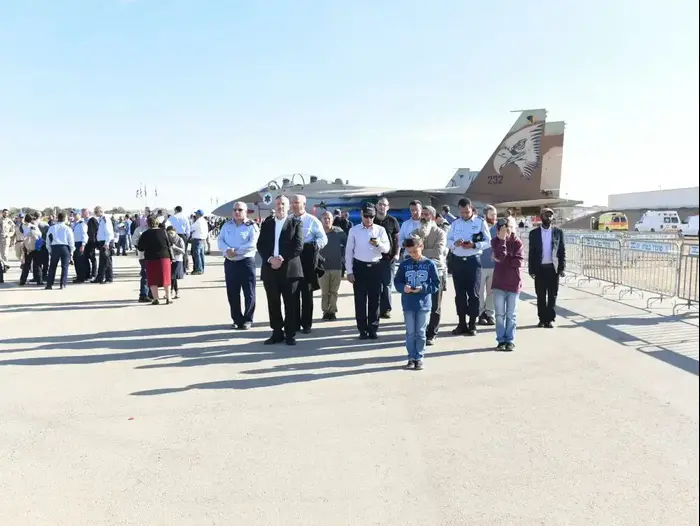 טקס קבלת מטוס האדיר בבסיס נבטים לאחר ההודעה כי המטוס יתעכב באיטליה, 12 בדצמבר 2016 (ראובן קסטרו) טקס קבלת מטוס האדיר בבסיס נבטים לאחר ההודעה כי המטוס יתעכב באיטליה, 12 בדצמבר 2016 (ראובן קסטרו)