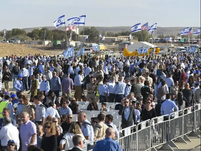 טקס קבלת מטוס האדיר בבסיס נבטים לאחר ההודעה כי המטוס יתעכב באיטליה, 12 בדצמבר 2016 (ראובן קסטרו) טקס קבלת מטוס האדיר בבסיס נבטים לאחר ההודעה כי המטוס יתעכב באיטליה, 12 בדצמבר 2016 (ראובן קסטרו)