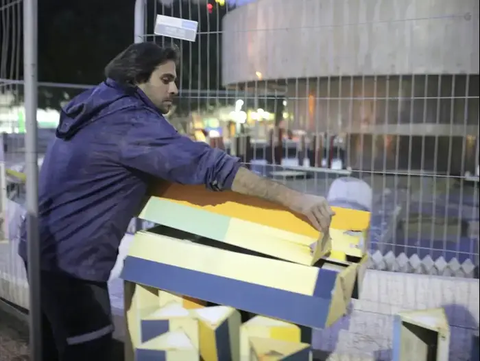 פירוק המזרקה בכיכר דיזנגוף לקראת הריסתה, תל אביב. 18 בדצמבר 2016 (יותם רונן) פירוק המזרקה בכיכר דיזנגוף לקראת הריסתה, תל אביב. 18 בדצמבר 2016 (יותם רונן)