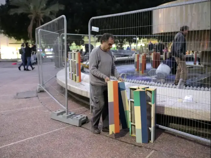 פירוק המזרקה בכיכר דיזנגוף לקראת הריסתה, תל אביב. 18 בדצמבר 2016 (יותם רונן) פירוק המזרקה בכיכר דיזנגוף לקראת הריסתה, תל אביב. 18 בדצמבר 2016 (יותם רונן)