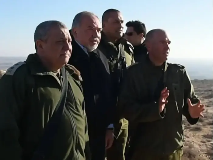 ליברמן ביקר בצאלים, צפה בתרגיל מילואים וקיבל סקירה מהמפקדים (משרד הביטחון) ליברמן ביקר בצאלים, צפה בתרגיל מילואים וקיבל סקירה מהמפקדים (משרד הביטחון)