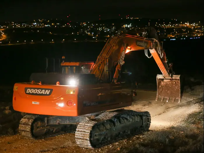 העבודות להכשרת חלקה 38 בסמוך למאחז עמונה, 21 בדצמבר 2016 (תצפית TPS , הלל מאיר) העבודות להכשרת חלקה 38 בסמוך למאחז עמונה, 21 בדצמבר 2016 (תצפית TPS , הלל מאיר)