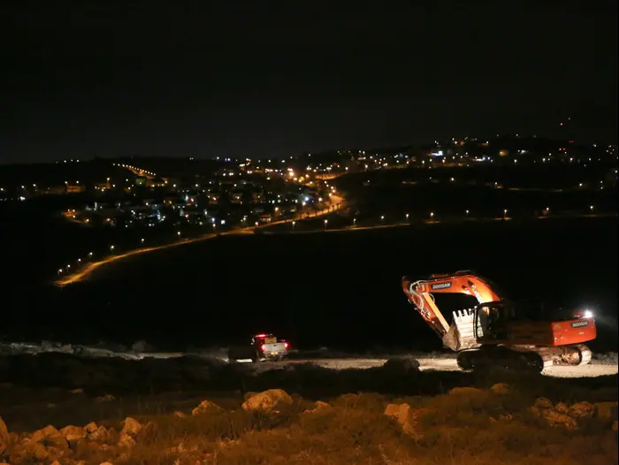 העבודות להכשרת חלקה 38 בסמוך למאחז עמונה, 21 בדצמבר 2016 (תצפית TPS , הלל מאיר) העבודות להכשרת חלקה 38 בסמוך למאחז עמונה, 21 בדצמבר 2016 (תצפית TPS , הלל מאיר)