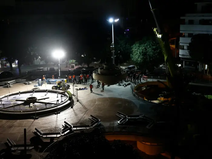 הריסת המזרקה בכיכר דיזנגוף בתל אביב, 22 בדצמבר 2016 (מגד גוזני) הריסת המזרקה בכיכר דיזנגוף בתל אביב, 22 בדצמבר 2016 (מגד גוזני)