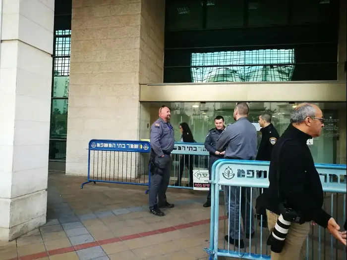היערכות לקראת דיון בעניינו של ח"כ באסל גטאס 23 בדצמבר 2016 (אבי אשכנזי , אבי אשכנזי באמצעות הטלפון של HUAWEI) היערכות לקראת דיון בעניינו של ח"כ באסל גטאס 23 בדצמבר 2016 (אבי אשכנזי , אבי אשכנזי באמצעות הטלפון של HUAWEI)