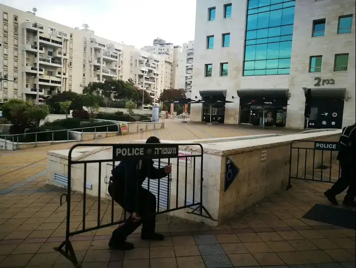 היערכות לקראת דיון בעניינו של ח"כ באסל גטאס 23 בדצמבר 2016 (אבי אשכנזי , אבי אשכנזי באמצעות הטלפון של HUAWEI) היערכות לקראת דיון בעניינו של ח"כ באסל גטאס 23 בדצמבר 2016 (אבי אשכנזי , אבי אשכנזי באמצעות הטלפון של HUAWEI)