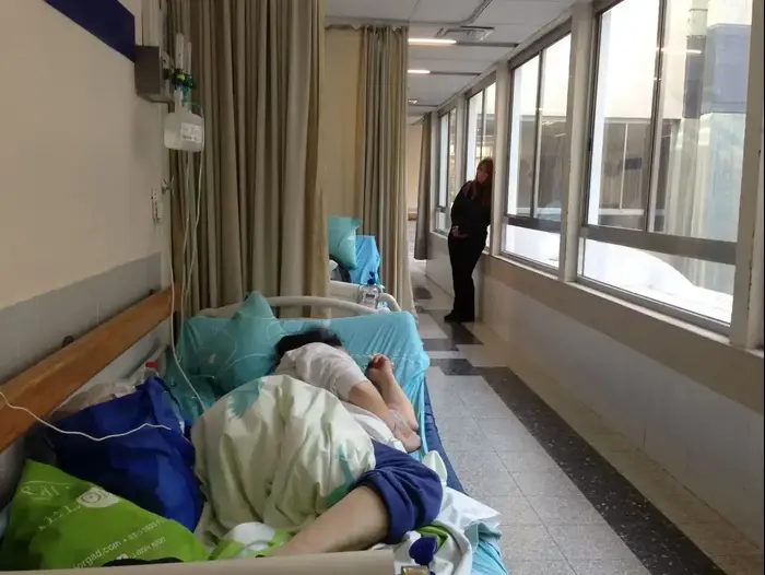 מיטות חולים במסדרון המחלקה הפנימית בבית חולים אסף הרופא. 26 בדצמבר 2016 (טל אנגלנדר) מיטות חולים במסדרון המחלקה הפנימית בבית חולים אסף הרופא. 26 בדצמבר 2016 (טל אנגלנדר)