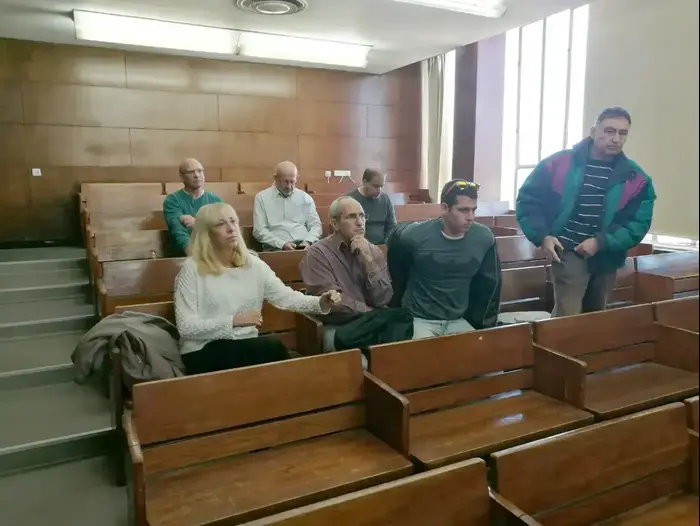 גזר דין לנאשמים בגרימת מותו ברשלנות של התלמיד אלון רונן ז"ל בבי"ס אביב בת"א, בימ"ש השלום ת"א. דצמבר 2016 (מערכת וואלה! NEWS , אור רביד, באמצעות סמארטפון של וואווי Huawei) גזר דין לנאשמים בגרימת מותו ברשלנות של התלמיד אלון רונן ז"ל בבי"ס אביב בת"א, בימ"ש השלום ת"א. דצמבר 2016 (מערכת וואלה! NEWS , אור רביד, באמצעות סמארטפון של וואווי Huawei)