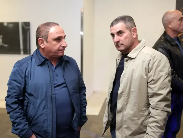 מנכ"ל בית"ר ירושלים משה דמאיו עם בעלי הפועל פתח תקוה דורון גלנט (יוסי ציפקיס)