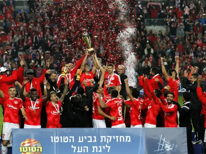 שחקני הפועל באר שבע מניפים את גביע הטוטו (יוסי ציפקיס)